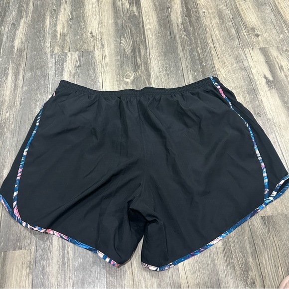 NIKE - Running Shorts - Picture 3 of 5